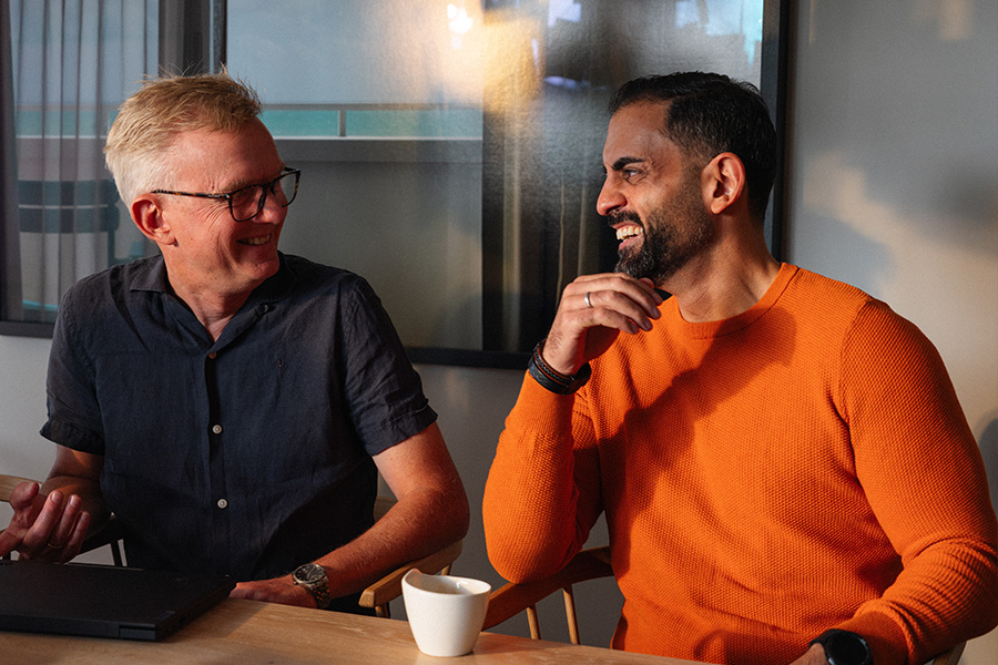 Profesjonell HR-samtale og rådgivning - Sam Sorodi i dialog med klient om konflikthåndtering og lederstøtte