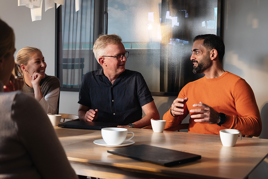 Profesjonell HR-samtale og rådgivning - Sam Sorodi i dialog med klient om konflikthåndtering og lederstøtte